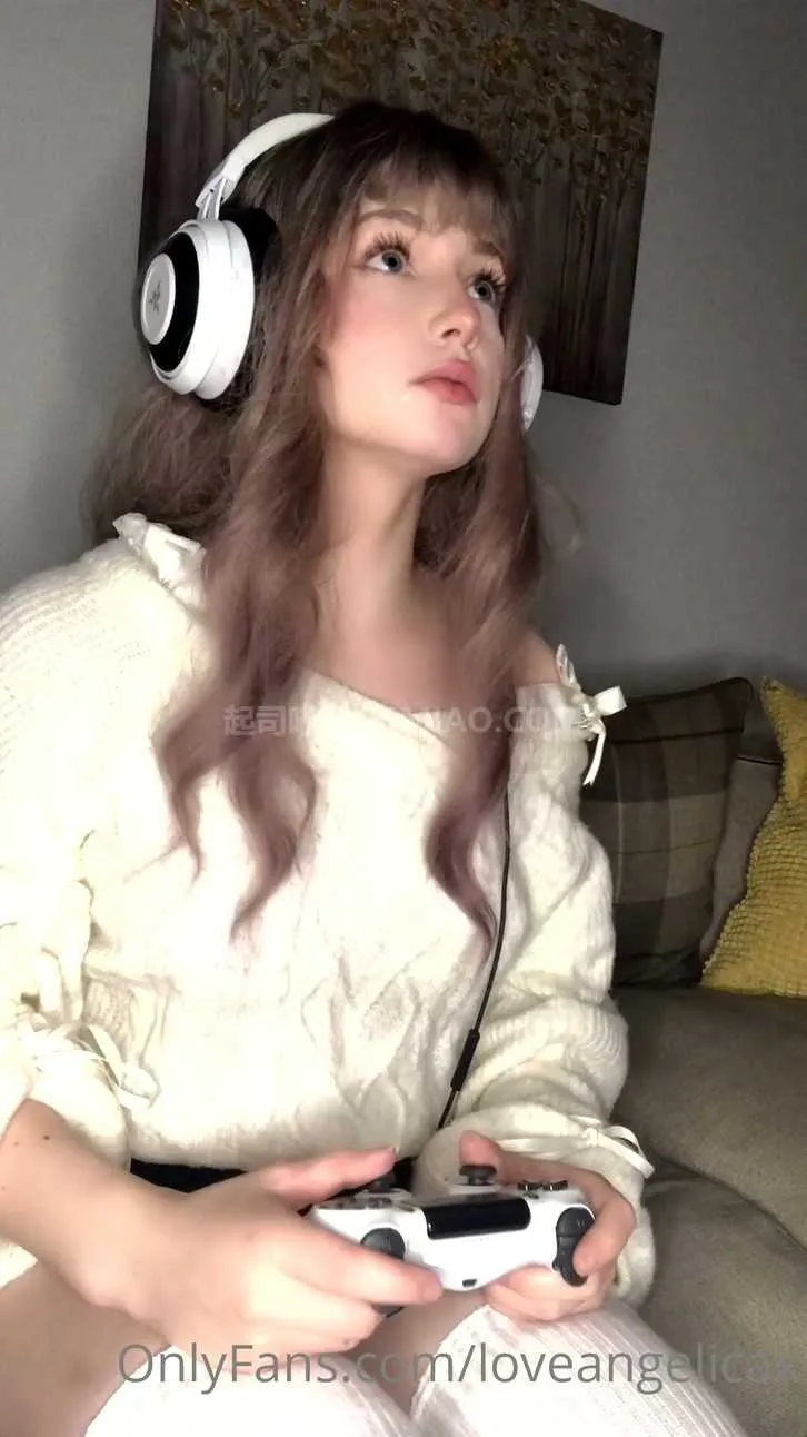 LoveAngelica - OnlyFans博主混血小萝莉一边玩游戏一边口扭着肥屁股 [11V/3.42G] - 起司喵