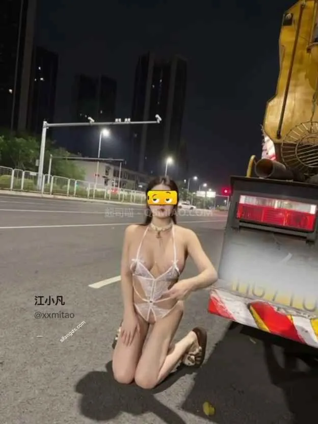 江小凡 - 推特露出博主超爱露出的巨乳极品身材御姐，户外露出穿着超色气情趣内衣捆绑束缚，还被清洁工和代驾摸胸~ [32V/647M] - 起司喵