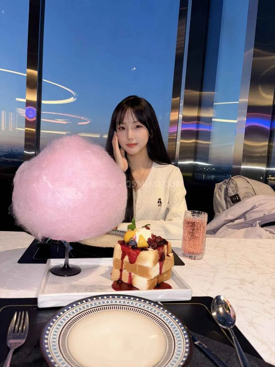 反差系列 – 新乡母狗大学生床上淫荡无比极其反差 完美露脸炮架子 [47P+38V/118M] - 起司喵